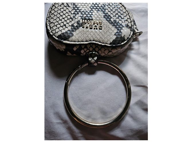 Guess Cartera de muñeca corazón estampado pitón Impresión de pitón Hardware de plata - vista 8