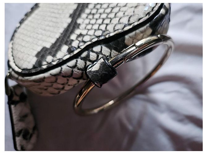 Guess Cartera de muñeca corazón estampado pitón Impresión de pitón Hardware de plata - vista 9