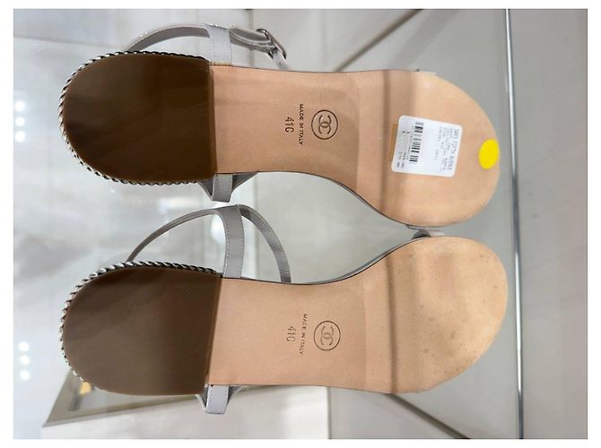 NWOB Chanel Sandali bianchi in vernice con catena di perle Sz.41 Usato - vista 10