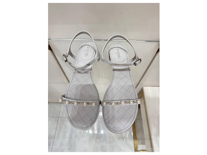 NWOB Chanel Sandali bianchi in vernice con catena di perle Sz.41 Usato - vista 2