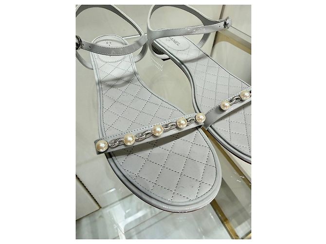 NWOB Chanel Sandali bianchi in vernice con catena di perle Sz.41 Usato - vista 3