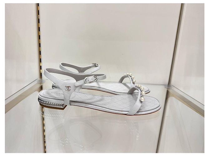 NWOB Chanel Sandali bianchi in vernice con catena di perle Sz.41 Usato - vista 4