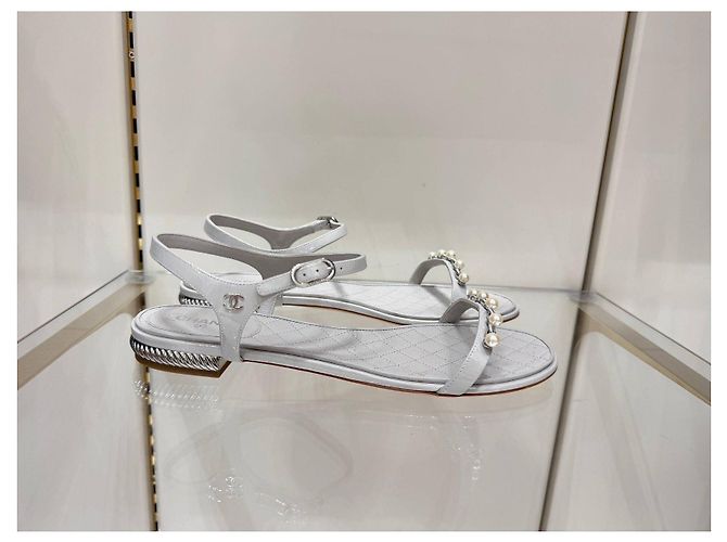 NWOB Chanel Sandali bianchi in vernice con catena di perle Sz.41 Usato - vista 5