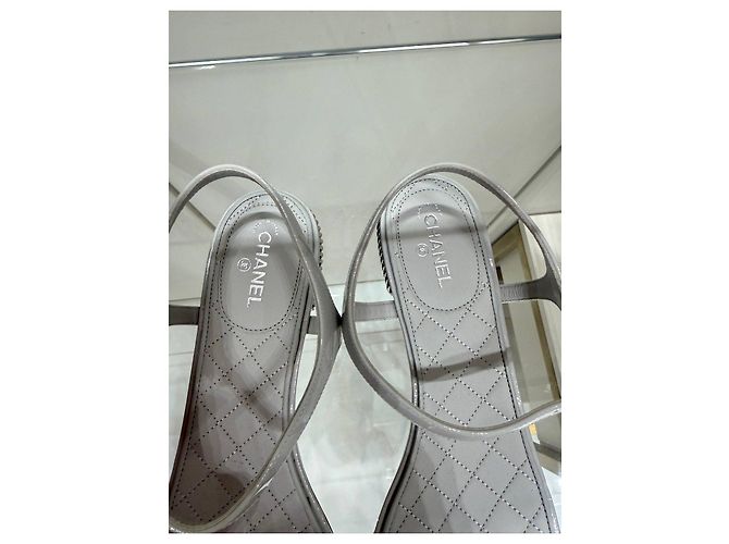 NWOB Chanel Sandali bianchi in vernice con catena di perle Sz.41 Usato - vista 7