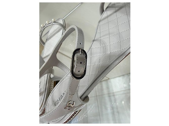 NWOB Chanel Sandali bianchi in vernice con catena di perle Sz.41 Usato - vista 9