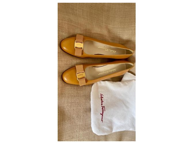 Décolleté Salvatore Ferragamo Vara Bow - Camel Cammello - vista 11
