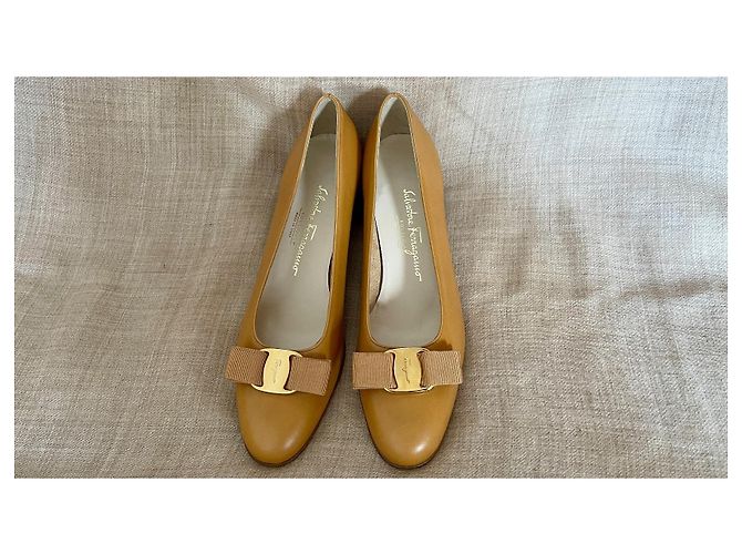 Décolleté Salvatore Ferragamo Vara Bow - Camel Cammello - vista 2