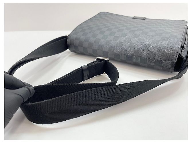 Borsa a tracolla Louis Vuitton District Nero - vista 9