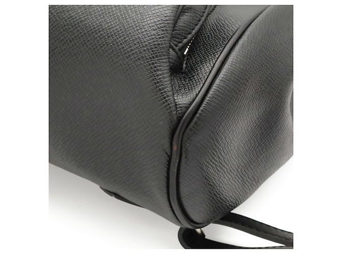 Zaino Louis Vuitton Taiga Cassia Nero Grigio - vista 4
