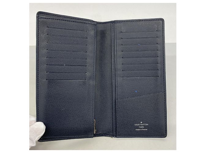 Louis Vuitton Taiga Portefeuille Brazza Long Wallet Blu navy - vista 3
