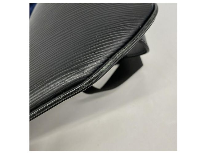 Borsa a tracolla Louis Vuitton Epi LV Circle Nero - vista 10