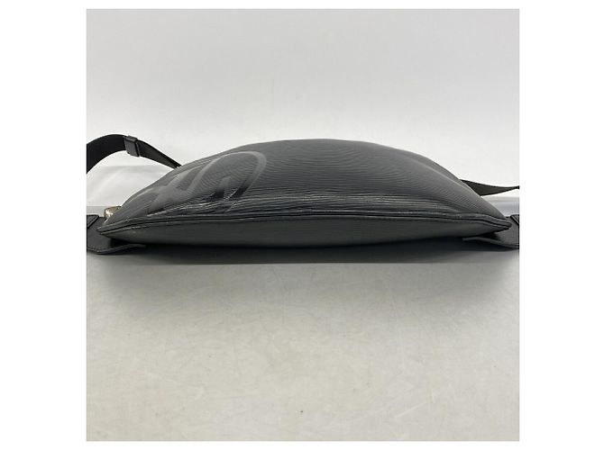 Borsa a tracolla Louis Vuitton Epi LV Circle Nero - vista 3