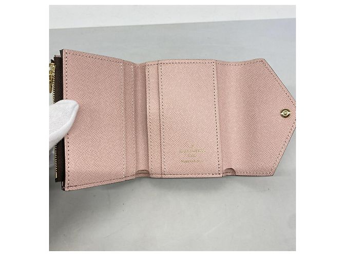 Cartera Tri-fold Louis Vuitton en Rose Ballerine Rosa - vista 3