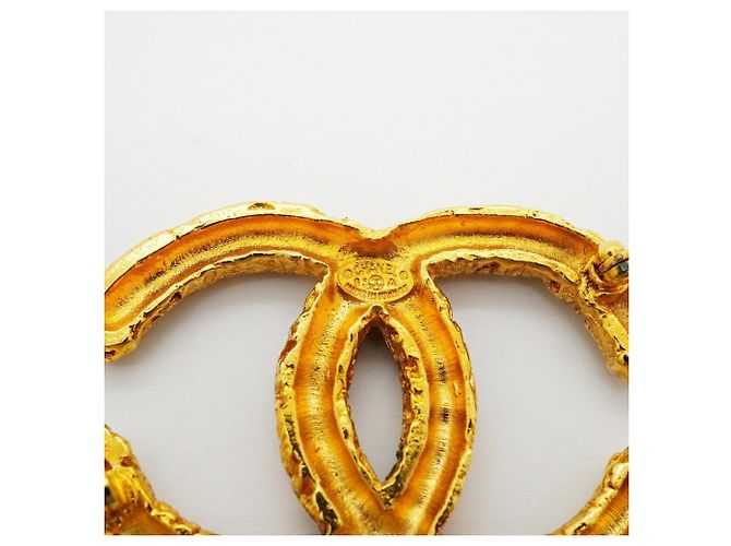 Spilla Chanel placcata oro con logo Coco e motivo lava D'oro - vista 4