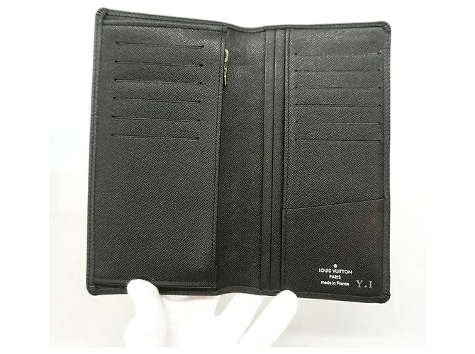 Louis Vuitton Taiga Portefeuille Brazza Long Wallet Grigio - vista 4