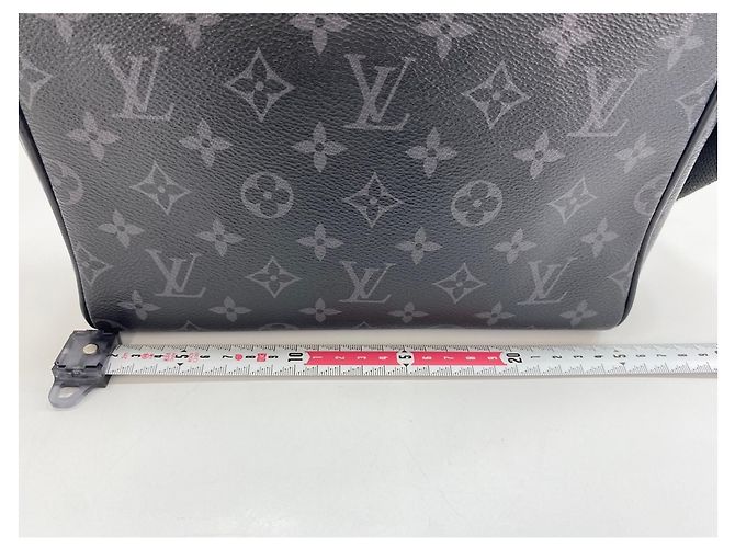 Borsa a tracolla Louis Vuitton District - Black Nero - vista 4