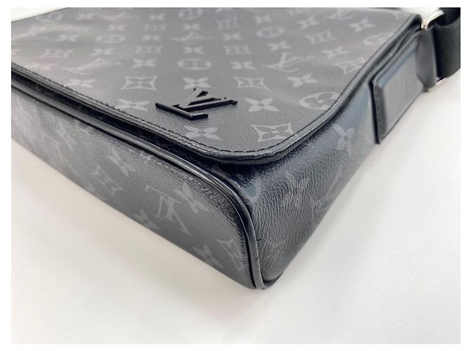 Borsa a tracolla Louis Vuitton District - Black Nero - vista 9