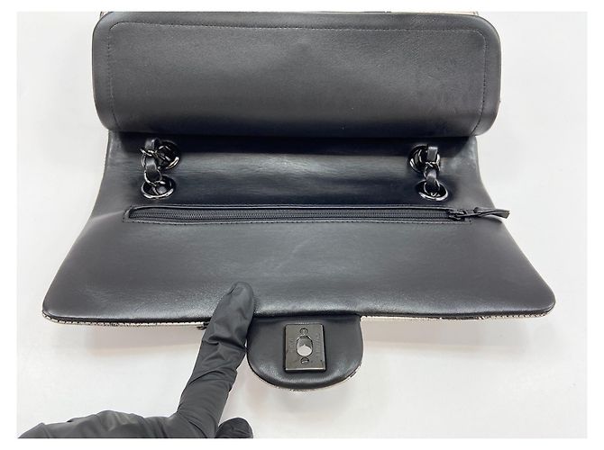 Borsa a tracolla Chanel Classic Flap con stampa logo giornale e motivo graffiti Nero - vista 10