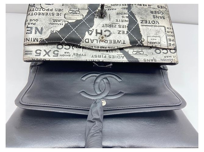 Borsa a tracolla Chanel Classic Flap con stampa logo giornale e motivo graffiti Nero - vista 11