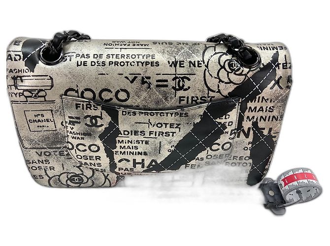 Borsa a tracolla Chanel Classic Flap con stampa logo giornale e motivo graffiti Nero - vista 3