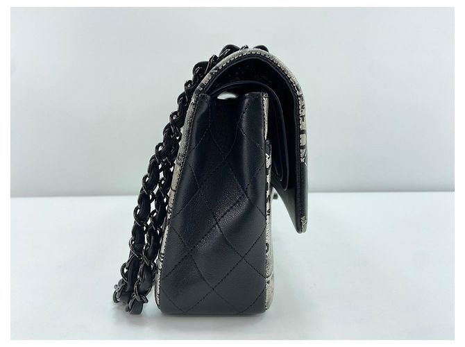Borsa a tracolla Chanel Classic Flap con stampa logo giornale e motivo graffiti Nero - vista 4