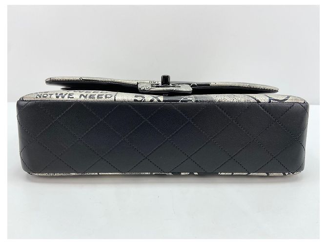 Borsa a tracolla Chanel Classic Flap con stampa logo giornale e motivo graffiti Nero - vista 6