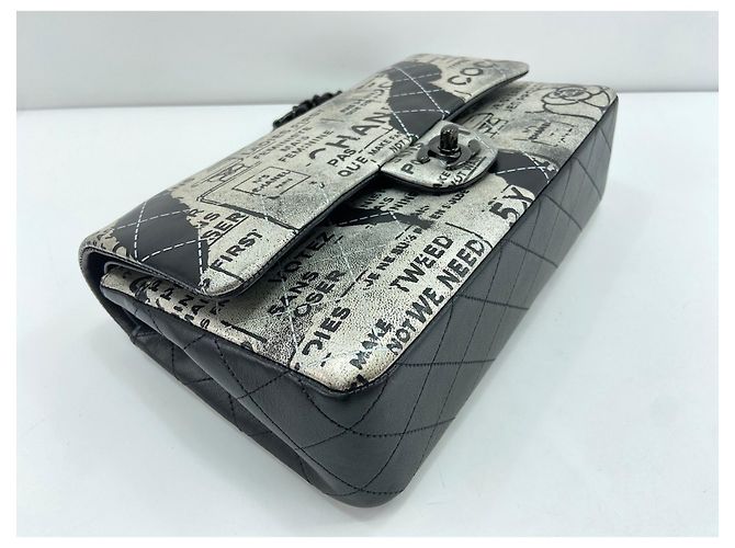 Borsa a tracolla Chanel Classic Flap con stampa logo giornale e motivo graffiti Nero - vista 7