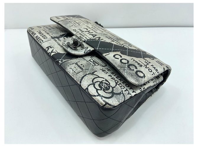 Borsa a tracolla Chanel Classic Flap con stampa logo giornale e motivo graffiti Nero - vista 8