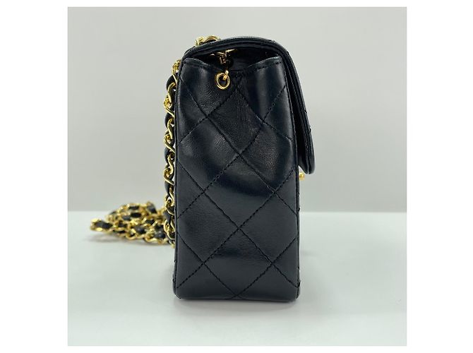 Timeless Borsa a tracolla Chanel Mini Matelassé in Nero - vista 5