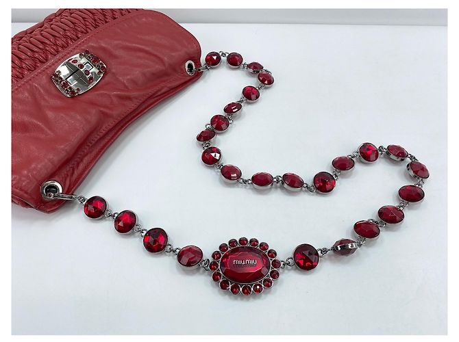 Borsa a tracolla Miu Miu Matelassé in rosso - vista 10