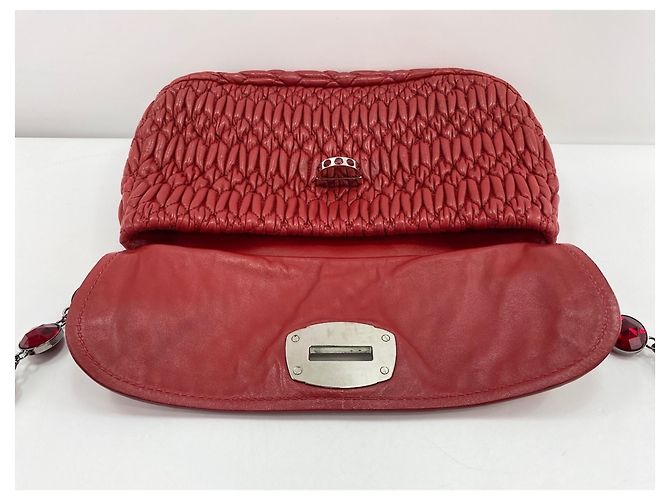 Borsa a tracolla Miu Miu Matelassé in rosso - vista 12