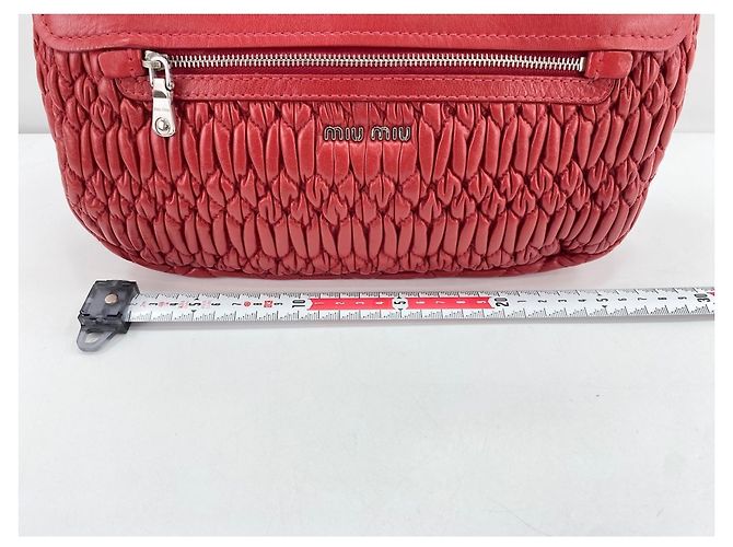 Borsa a tracolla Miu Miu Matelassé in rosso - vista 4