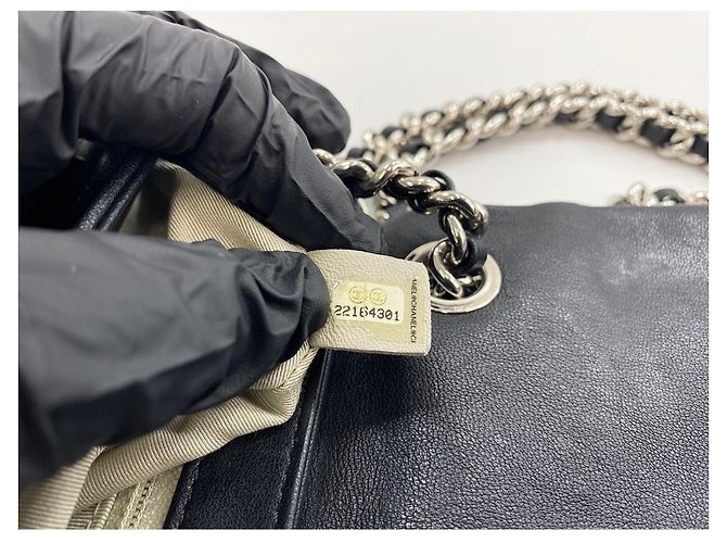 Borsa a tracolla Chanel Matelassé in nero - vista 13