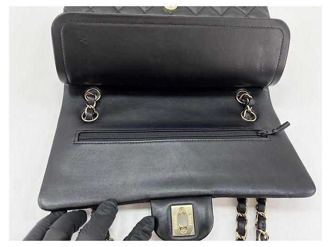 Borsa a tracolla Chanel Matelassé Classic Flap Nero - vista 10