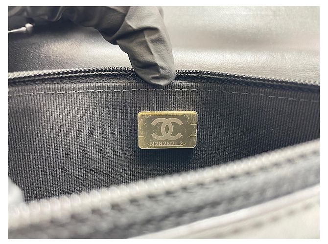 Borsa a tracolla Chanel Matelassé in nero - vista 13