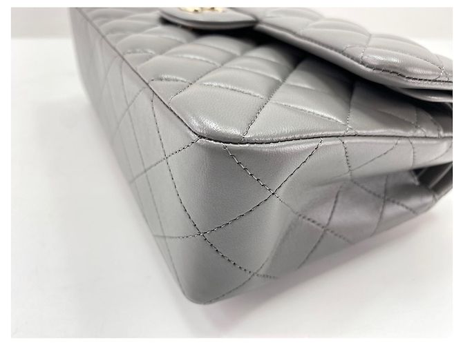 Borsa a tracolla Chanel Matelassé in grigio Marrone - vista 7