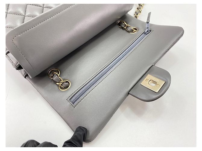 Borsa a tracolla Chanel Matelassé in grigio Marrone - vista 9