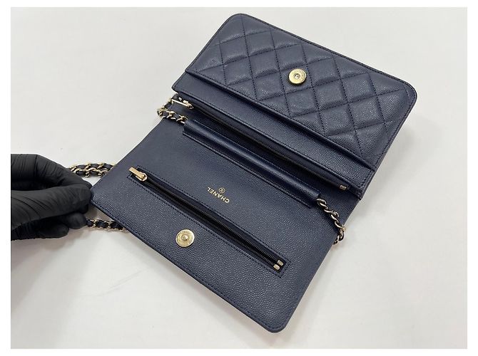 Borsa a tracolla Chanel Matelassé in blu navy - vista 15