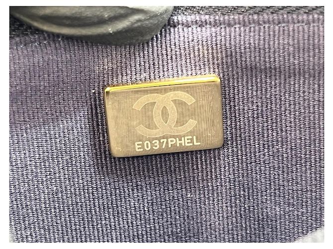 Borsa a tracolla Chanel Matelassé in blu navy - vista 16