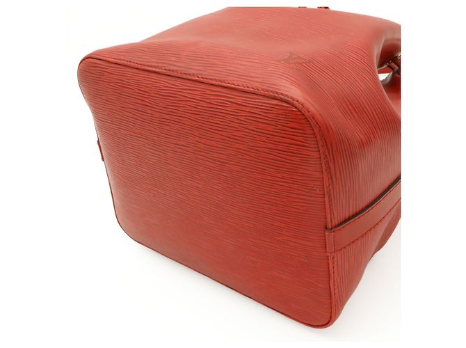Noe Bolso de hombro Louis Vuitton Epi Petit Noé Roja - vista 4