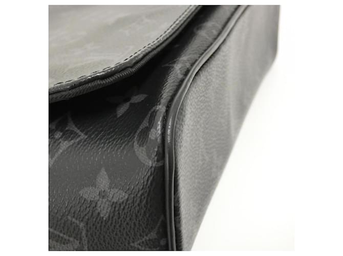 Borsa a tracolla Louis Vuitton Monogram Eclipse District PM Nero - vista 3