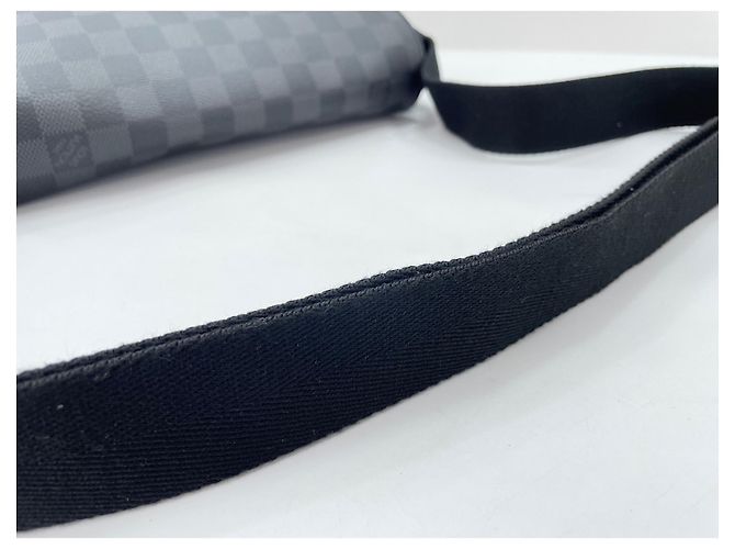 Borsa a tracolla Louis Vuitton District Nero - vista 10