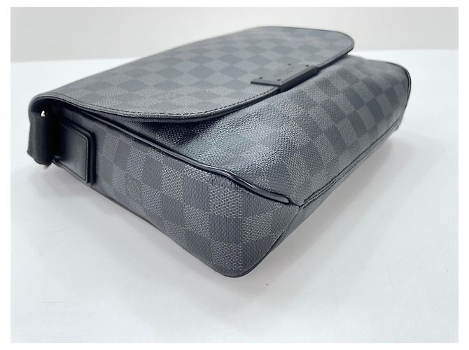 Borsa a tracolla Louis Vuitton District Nero - vista 8