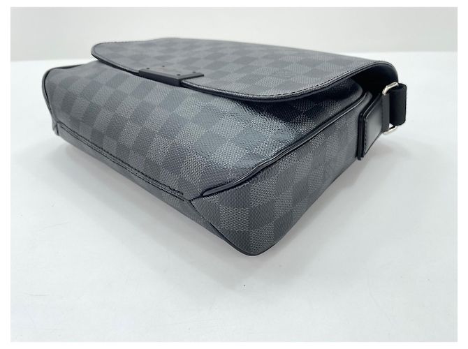 Borsa a tracolla Louis Vuitton District Nero - vista 9