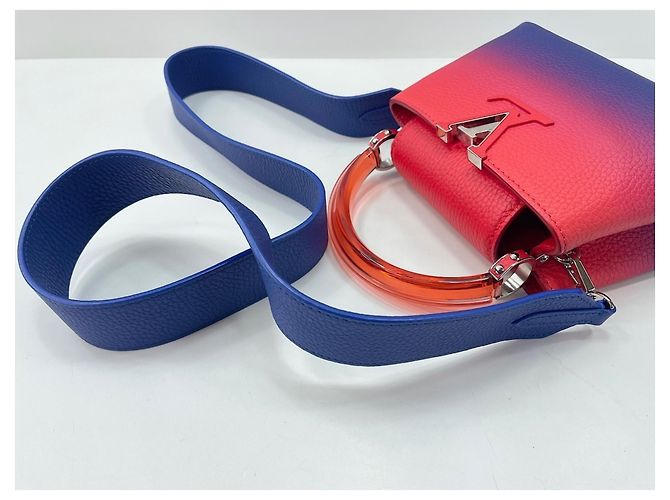 Borsa a tracolla Louis Vuitton Capucines Rosso - vista 10