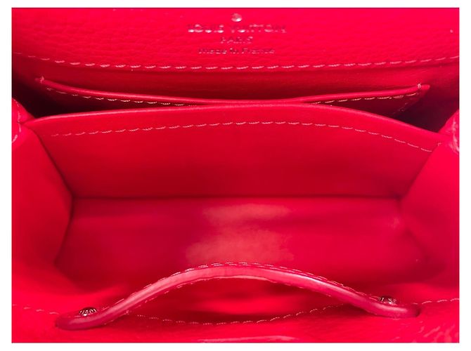 Borsa a tracolla Louis Vuitton Capucines Rosso - vista 13