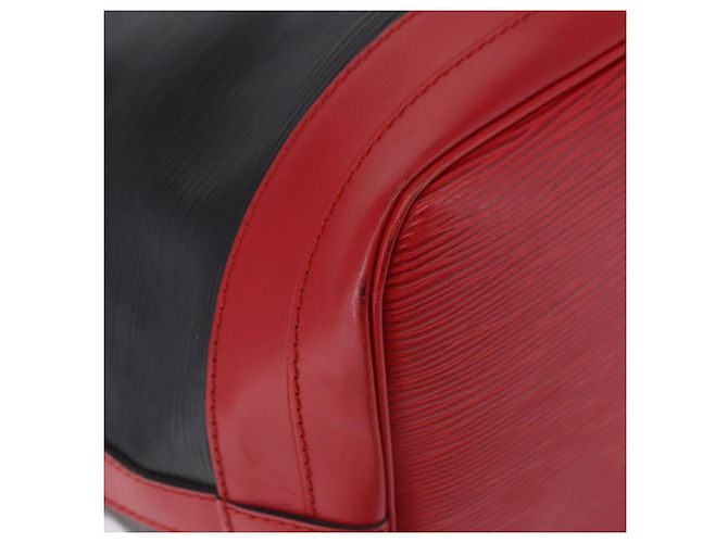 Borsa a tracolla LOUIS VUITTON Epi Noe Nero Rosso M44017 LV Auth BA14890A - vista 16