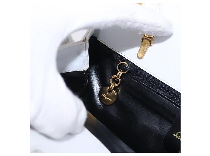 Borsa Salvatore Ferragamo Gancini in pelle 2way White Gold Auth 196350 - vista 21