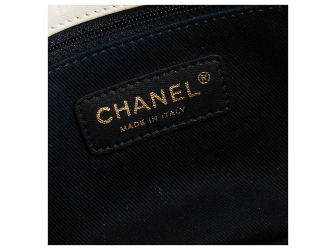 CHANEL - Borsa a tracolla Classic/Timeless Medaillon in pelle chevron stropicciata beige - vista 10
