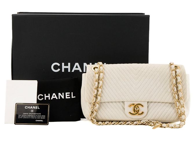 CHANEL - Borsa a tracolla Classic/Timeless Medaillon in pelle chevron stropicciata beige - vista 12